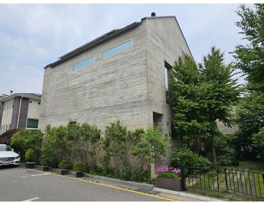 낙원중인근 최상급자재. 1층 룸. 2층 주방.거실.테라스가 있는 주택 급추천매매(27억)